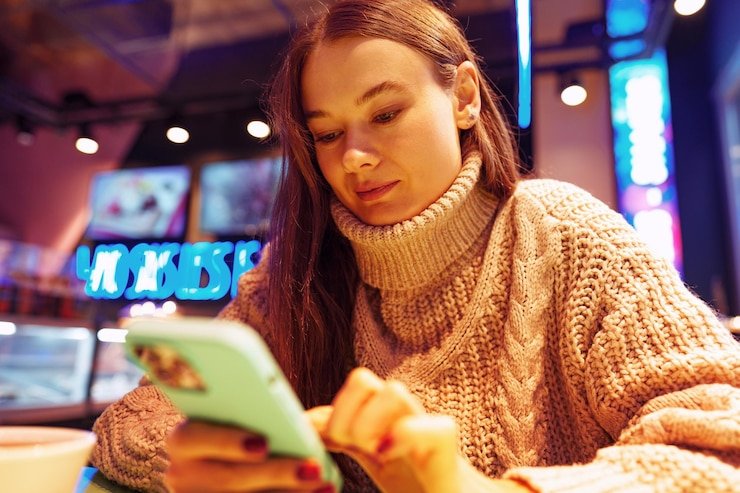 Pelanggan menggunakan layanan live chat untuk berkonsultasi secara cepat dan mudah melalui ponsel pintar